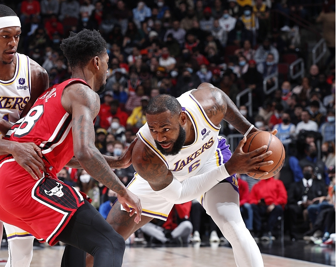  公牛德罗赞末节16分逆转76人  