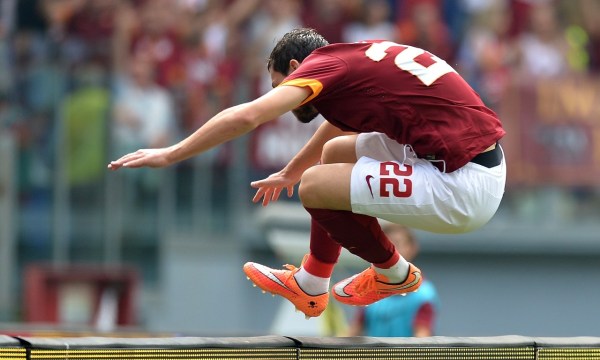  国际米兰主场三球大胜罗马领跑积分榜