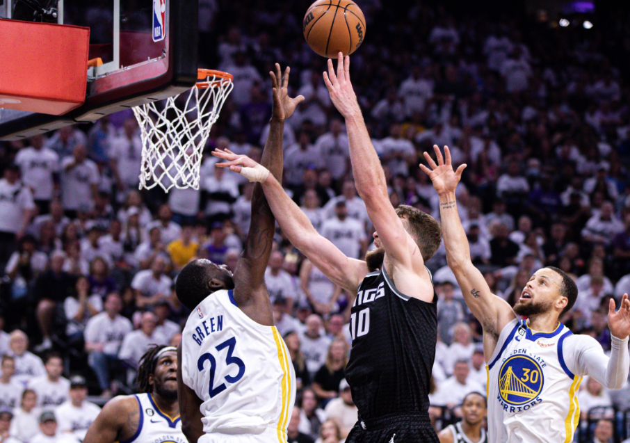  福克斯突破分球国王击败快船队